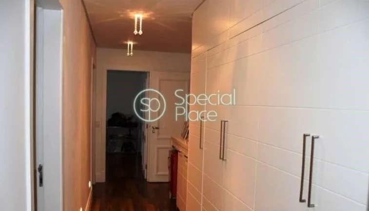 Imagem Excelente apartamento com 250m², reformado, espaços generosos, com terraço e excelente localizaç...
