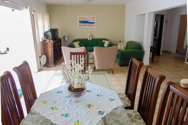 Imagem Praia do Guaiúba - Casa com 04 dormitórios - Piscina e churrasqueira - Vaga para 06 automóveis.