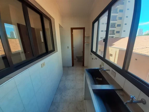 Imagem Apartamento espaçoso com 3 dormitórios, todos com armários planejados, sendo 1 suíte confortáve...