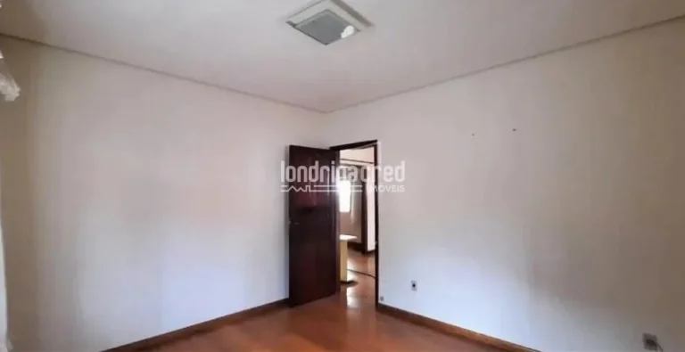 Imagem Casa no Centro de Londrina com amplo terreno de 562m², galpão nos fundos, quintal coberto e árvores frutíferas: fruta do conde, graviola e jabuticabeira.