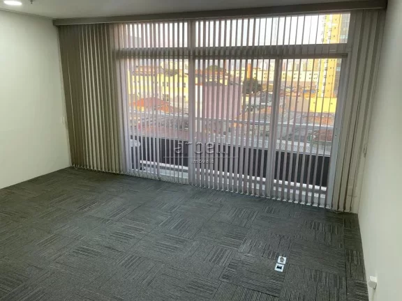 Imagem Apresentamos esta sala comercial de 33 metros quadrados, 1 banheiro e 1 copa, além de 1 vaga de gar...