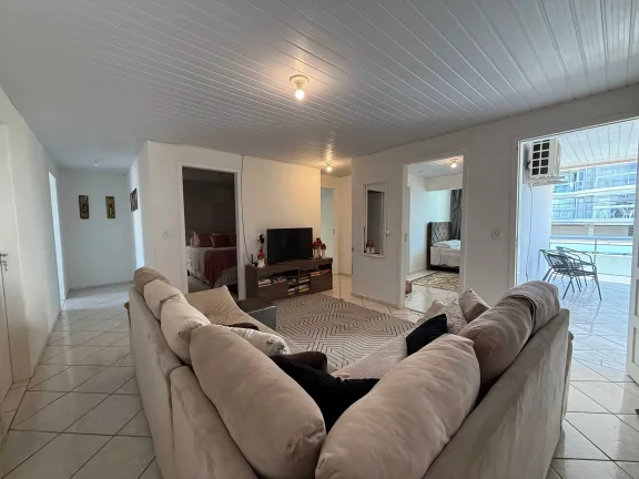 Imagem Casa com 7 dormitórios sendo 3 suítes e 3 vagas de garagem, a 350 metros da Praia em Penha