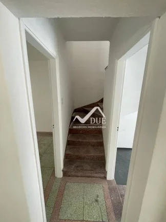 Imagem Sobrado isolado em excelente localização. 168m² de área útil.