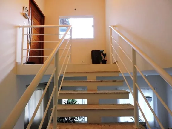 Imagem CASA COM 3 SUÍTES EM LOTE DE 1.600M, COM VISTA PERMANENTE.. PACOTE DE LOCAÇÃO + R$ 7.000,00