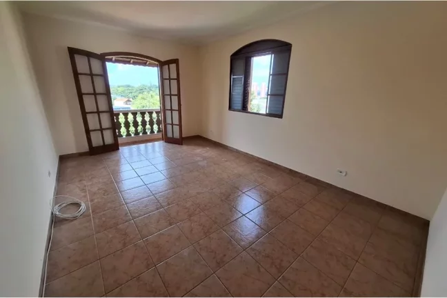 Imagem Casa para locação com 290m², 3 dormitórios, sendo 1 suíte, 4 vagas de garagem coberta e edícula com quarto e banheiro por R$4.500,00 - Vila Jaguara-SP