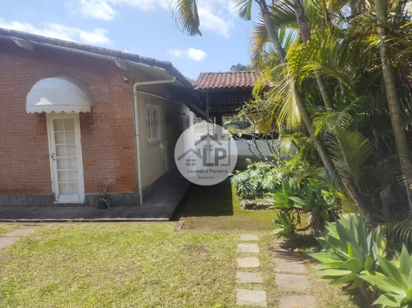 2 Casas + Edícula no Quitandinha/Petrópolis - Vagas para 9 Carros - Acesso Rio