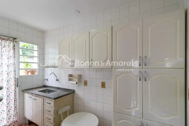Imagem Casa espaçosa disponível para venda, com 5 quartos, incluindo 2 suítes, e 4 banheiros. O imóvel ...