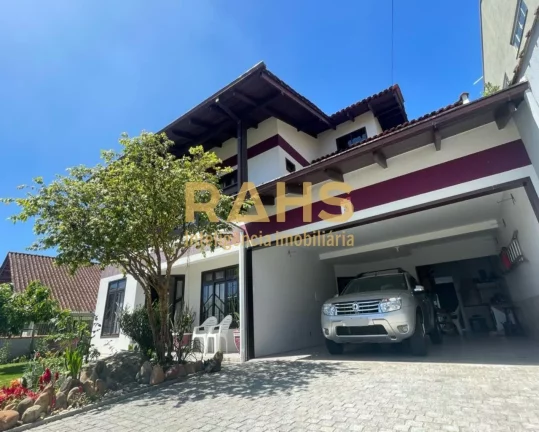 Ótimo sobrado averbado localizado no Saguaçu, com amplo espaço de fundos, com churrasqueira, pisc...