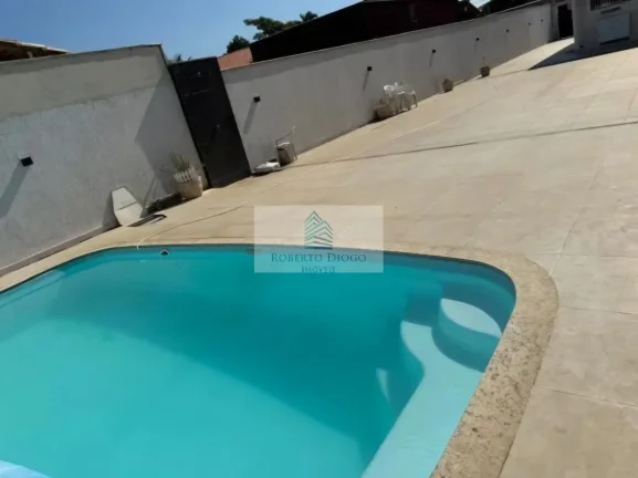 Imagem Casa à venda em Maricá-RJ: 2 quartos, 1 sala, 3 banheiros, 5 vagas de garagem, 141 m² no Jardim Atlântico Leste. Venha conferir!