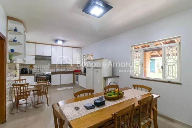 Imagem Casa espaçosa disponível para venda, com 5 quartos, incluindo 2 suítes, e 4 banheiros. O imóvel ...