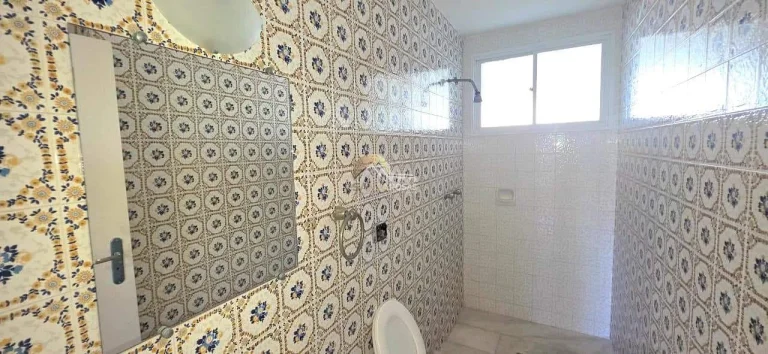 Imagem Um por andar, hall privativo e varanda com fechamento de vidro. Andar alto, vista livre para mar e