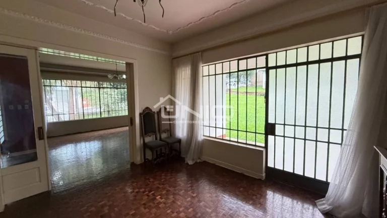 Imagem Casa com Amplo Terreno - No Centro