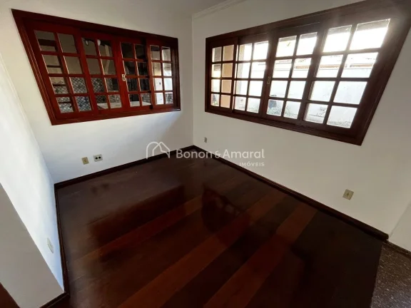 Imagem Casa de 600 m², com 3 entradas separadas (principal, sala da lareira e serviço). Com 5 suítes, se...