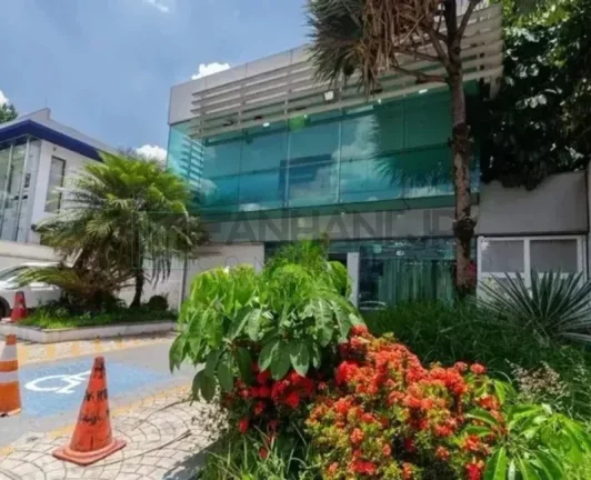 Imagem Casa Comercial para Locação no Jardim Europa, São Paulo-SP: 6 Salas, 4 Banheiros, 10 Vagas de Garagem, 1.003m² de Área.