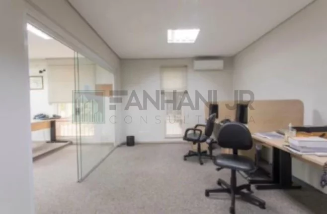 Imagem Venha conhecer este imóvel incrível, totalmente reformado e finamente decorado, com uma localização excepcional! Com 587m² de área construída este e
