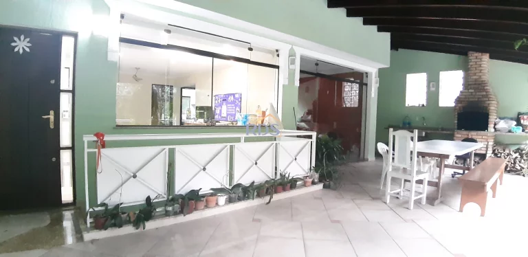 Vende Casa de 270m² com 4 dormitórios no Parque Assunção