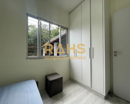 Imagem Casa Plana Parcialmente Averbada, aceita financiamento, com 1 suíte e 2 quartos, 2 vagas de garagem...