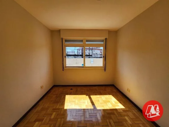Imagem Morano vende próximo Hospital de Clinicas, 3 dormitórios com vaga.