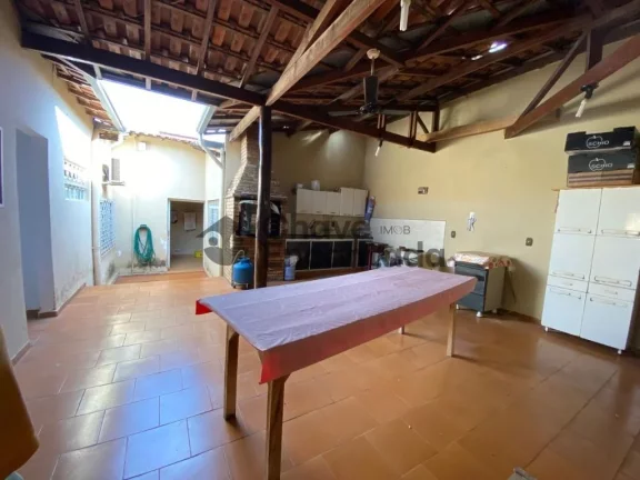 Imagem Casa grande com piscina e sustentabilidade.