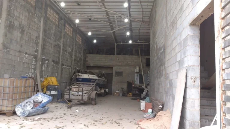 Imagem Barracão Comercial com 150 metros com 01 dormitório, cozinha e banheiro social. Varias vagas de ga...