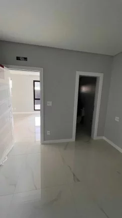 Imagem Sobrado alto padrão com 4 suítes e 2 vagas de garagem em Camboriú/SC