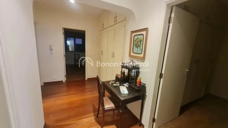 Imagem Localizado no coração do Cambuí, este finíssimo apartamento oferece o que há de melhor em confo...
