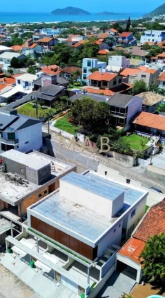 Imagem Imperdível casa de 3 quartos, 1 suíte, 2 salas, 2 banheiros, 2 vagas na cidade de Florianópolis-SC, bairro Ingleses do Rio Vermelho - 143m².