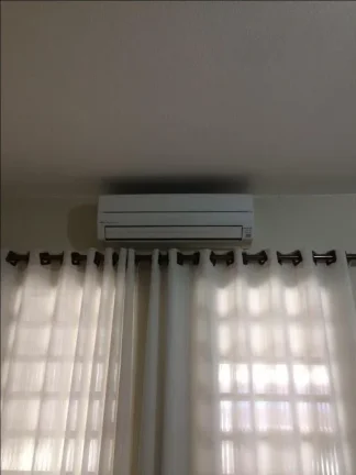 Imagem Casa com ar condicionado para sala e cozinha, cozinha com armários,2 dormitórios, sendo um com arm...
