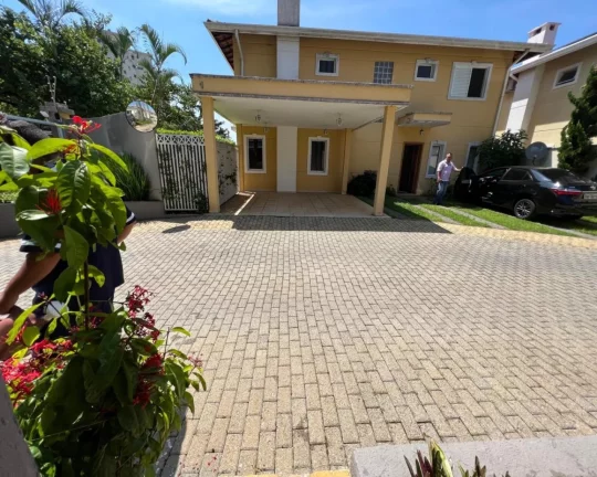 Imagem Sobrado São Francisco condomínio, 4 dorm , piscina.