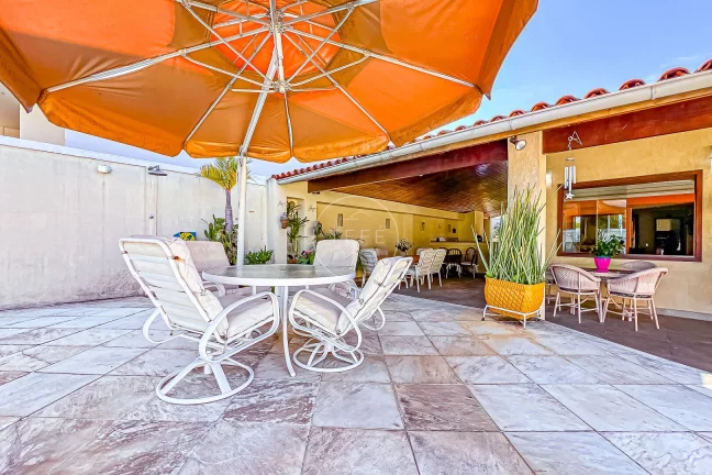 Imagem CASA LINEAR com 4 DORMITÓRIOS e 600m² de terreno no RIOMAR - Barra da Tijuca