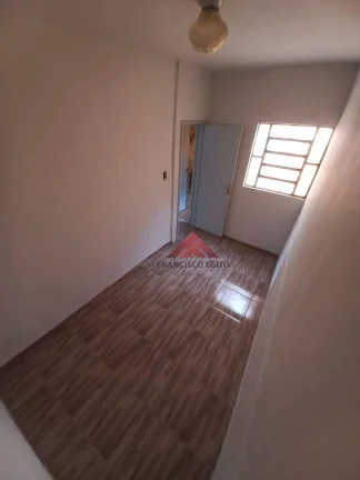 Imagem Otima casa no centro de São Gonçalo com varanda,Sala 02 quartos bamheiro,cozinha e area de serviço,vaga de garagem,proximo a todo comércio do centro d