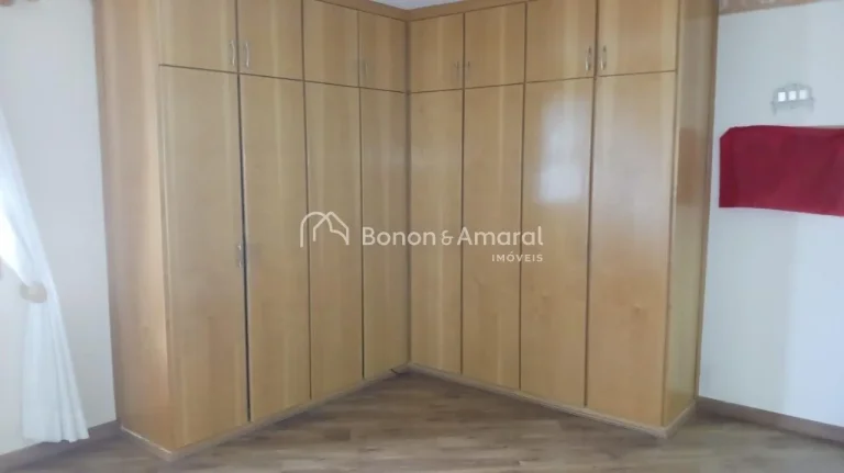 Imagem Amplo apartamento duplex, com 3 dormitorios grandes, sendo uma suite com closet e hidro. Ar condicio...