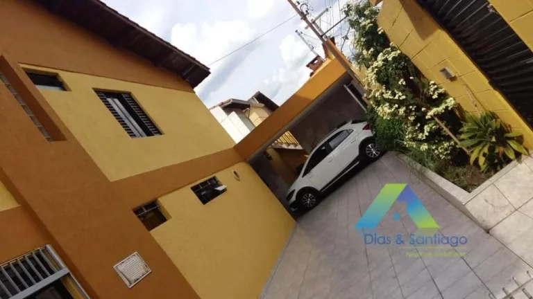 Imagem Lindo sobrado com 3 dormitórios, 4 vagas de garagem em bairro calmo e com amplo comercio nas proximidades, fácil acesso a principais avenidas.