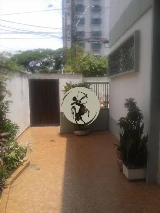 Imagem OPORTUNIDADE! SOBRADO DE ESQUINA IDEAL PARA COMERCIO OU MORADIA PRECISA DE MODERNIZAÇÃO