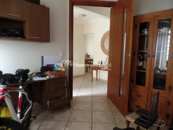 Imagem No piso superior, dispõe de três dormitórios com armários planejados, sendo uma suíte com close...