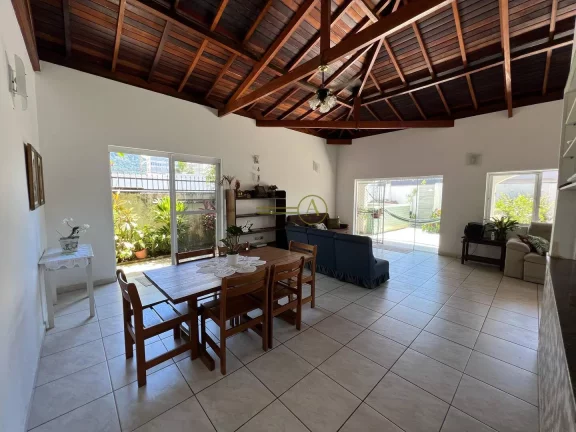 Imagem Casa térrea à venda apenas 200 metros da praia no coração da cidade piscina