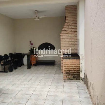 Imagem Linda casa no Jardim San Fernando: 3 dormitórios (1 suíte), cozinha planejada, churrasqueira, 2 vagas de garagem, 180m² de terreno e 117m² de área útil.