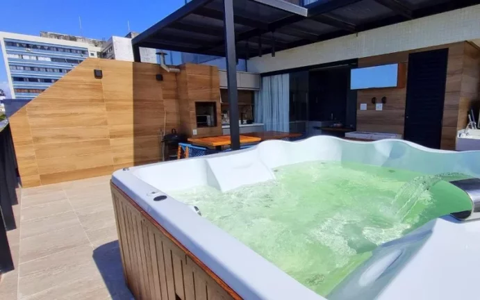 Imagem A 5ª Avenida Imóveis selecionou este charmoso apartamento revertido para 2/4 c/ Terraço, jacuzzi vista deslumbrante para o mar da Barra e do Carnaval:
