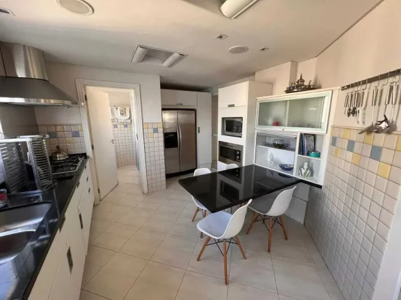 Imagem Apartamento frente mar com 3 suítes e 4 vagas de garagem em Balneário Camboriú
