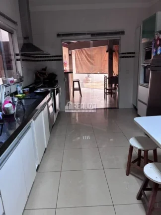 Imagem Sobrado de Alto Padrão à Venda com 4 Suítes, Closet e Área Gourmet no bairro Santa Maria - Uberaba/MG