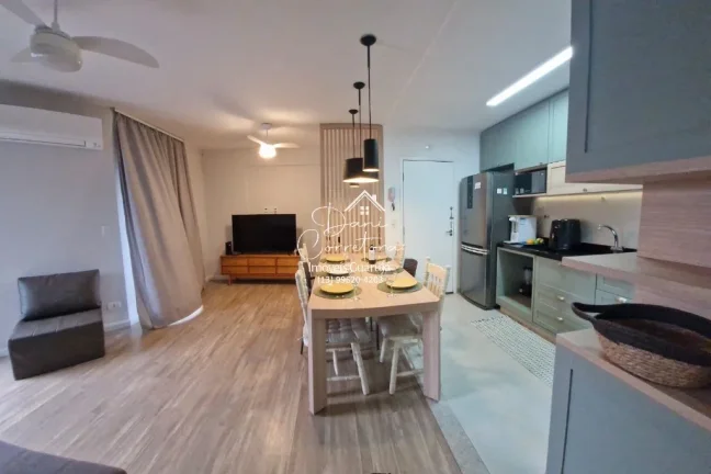 Imagem Apartamento reformado em Guarujá-SP, Jardim Astúrias: 2 quartos, 1 suíte, 2 salas, 2 banheiros, 1 vaga de garagem, 62,25 m²