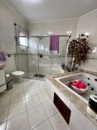 Imagem Excelente sobrado à venda em condomínio fechado em Valinhos/SP, localizado em uma área privilegia...