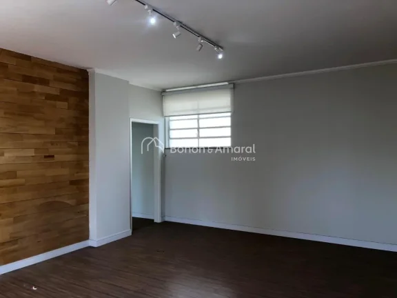Imagem Oportunidade no Edifício Cristina, no Centro de Campinas. Este amplo apartamento totalmente reforma...