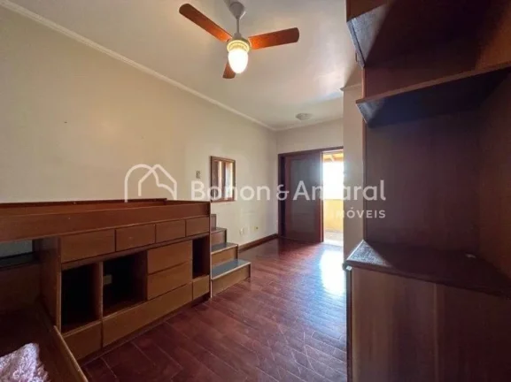 Imagem Linda casa em condomínio fechado. No piso superior há um hall, 3 quartos com varanda, sendo uma su...