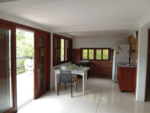 Imagem Casa à venda em Garopaba com 2 unidades independentes e terreno de 2.000 m²