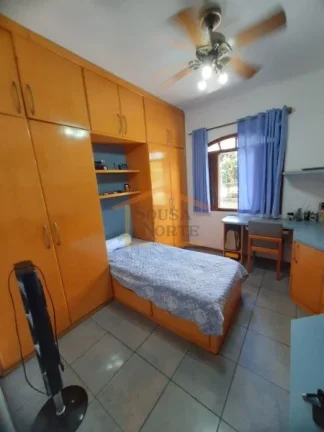 Imagem Sobrado com 208m². O imóvel possui 4 dormitórios, todos mobiliados, sendo 3 suítes, além de sac...