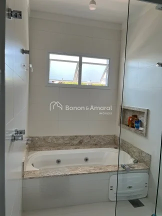 Imagem Sala com dois ambientes: jantar (com armários) e estar (com lareira a gás).
Sala de TV (com armár...