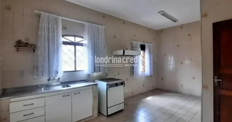 Imagem Casa no Centro de Londrina com amplo terreno de 562m², galpão nos fundos, quintal coberto e árvores frutíferas: fruta do conde, graviola e jabuticabeira.