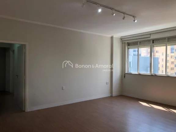Imagem Oportunidade no Edifício Cristina, no Centro de Campinas. Este amplo apartamento totalmente reforma...