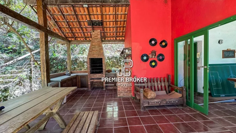 Imagem Casa com 4 dormitórios à venda, 230 m² por R$ 690.000,00 - Zona Rural - Teresópolis/RJ